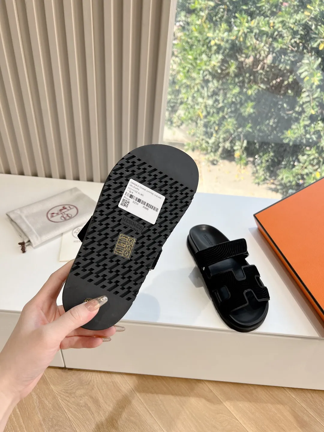 👟👟Ex-factory price 440👟👟 (Top version) H family 2024 spring and summer new style HERMES Hermes' recently popular couple's shoes, pig nose angle sandals and slippers, paired with various colorful socks, very trendy. Upper lining: imported original leather. Outsole: non-slip and wear-resistant outsole. Size: female 35-42 (40/42 non-returnable and non-exchangeable) Men’s size: 39-45 (45 is non-refundable and non-exchangeable)